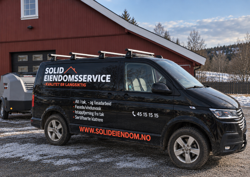 Varebil med bildekor levert for Solid Eiendomsservice